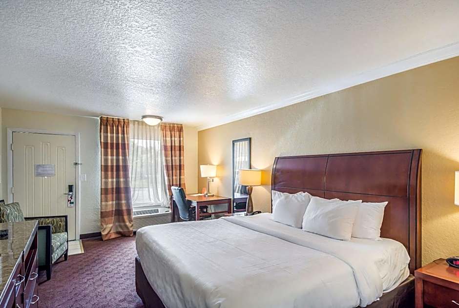 Clarion Inn & Suites Central Clearwater Beach