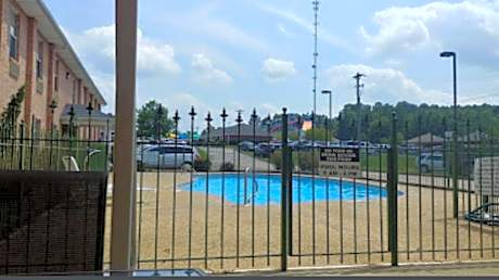 COLLINS INN & SUITES