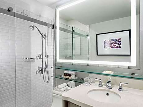 Deluxe Luxury Room - One King Bed