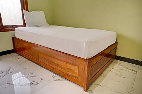 OYO Life 92922 Kost Bu Mala 1 Syariah