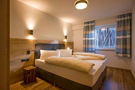 One-Bedroom Apartment with Balcony (Gipfelstürmer)