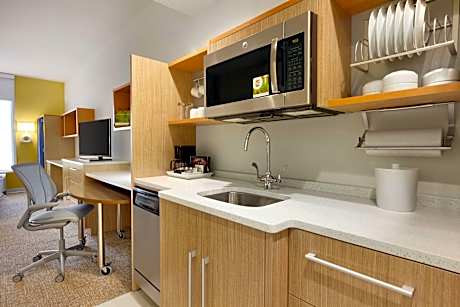 1King Accessible Roll In Shower Studio