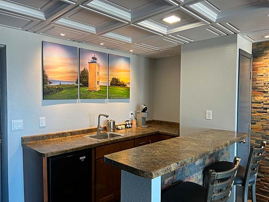 Terrace Bay Hotel - Lakefront