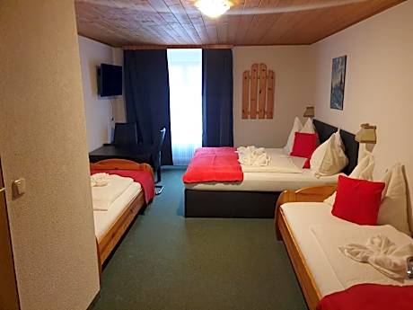 Fünfbettzimmer mit Bergblick