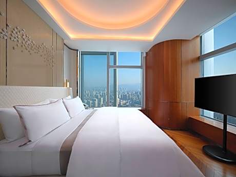 Executive lounge access, 1 Bedroom Vice Presidential Suite, 1 King, High floor