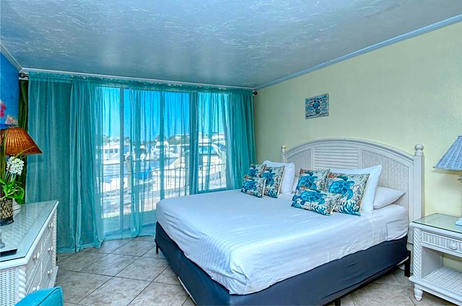 Waterfront Room, Heated Pool, Tiki Bar & Grill
