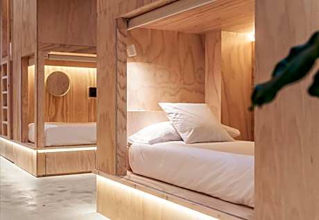 Single Bed in Mixed Dormitory Room