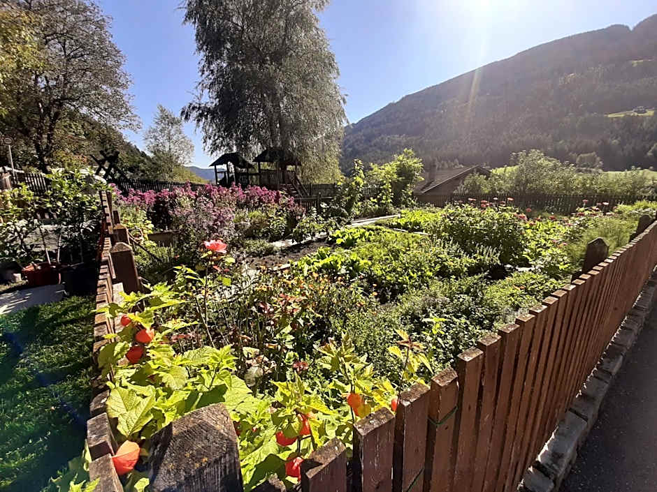 Residence Obermoarhof - Family Apartments with Pool & Playground