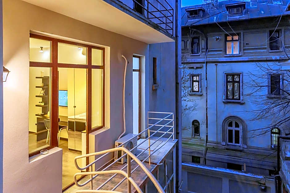 CHÂTEAU: Upscale Suites in Bucharest's Historical Center!