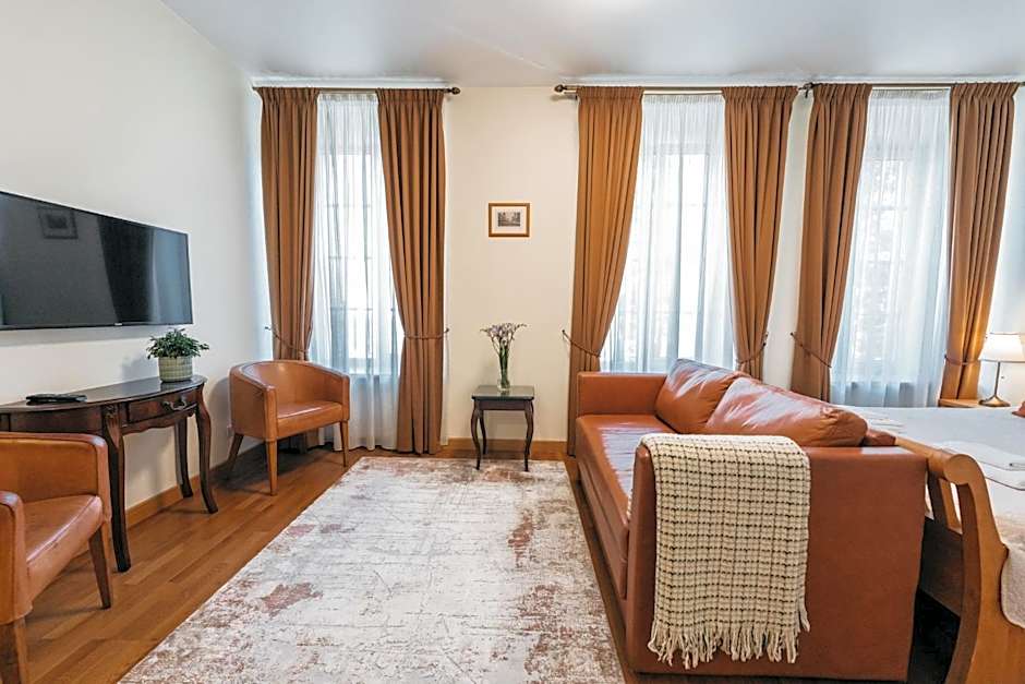 CATHEDRAL Old Town Suites