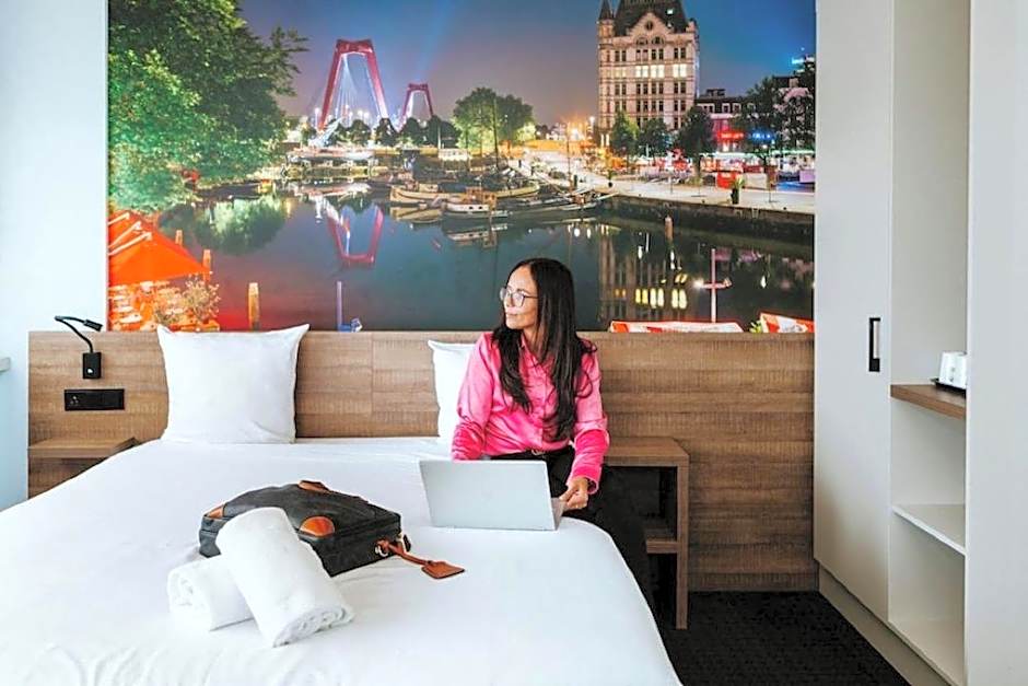 Rotterdam Teleport Hotel