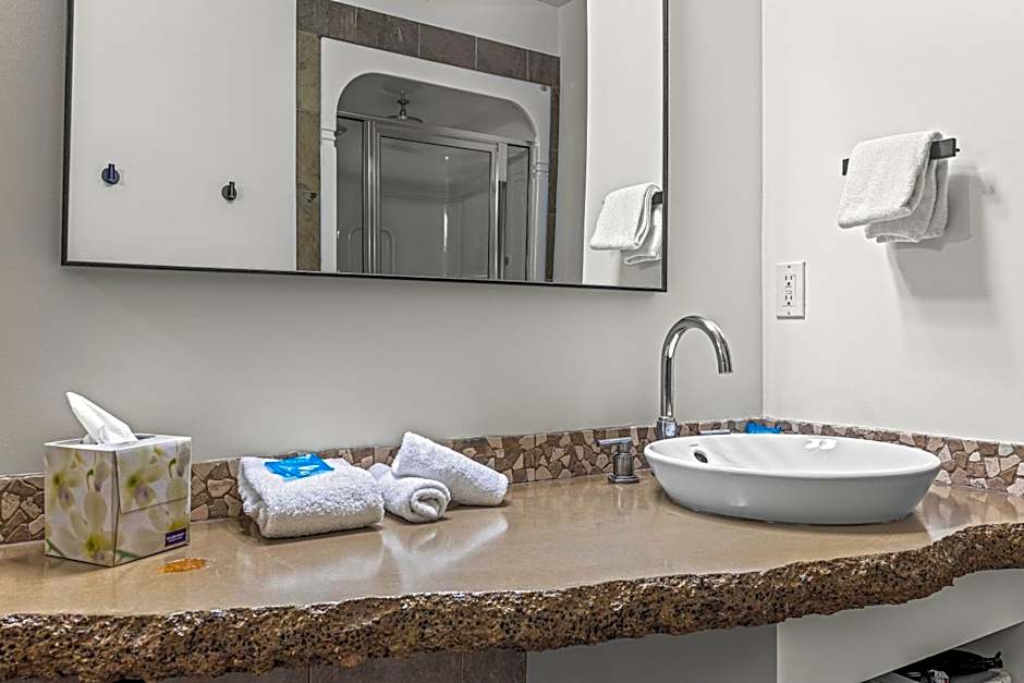 Elevated Penthouse Condo managed by Little Sister Getaways