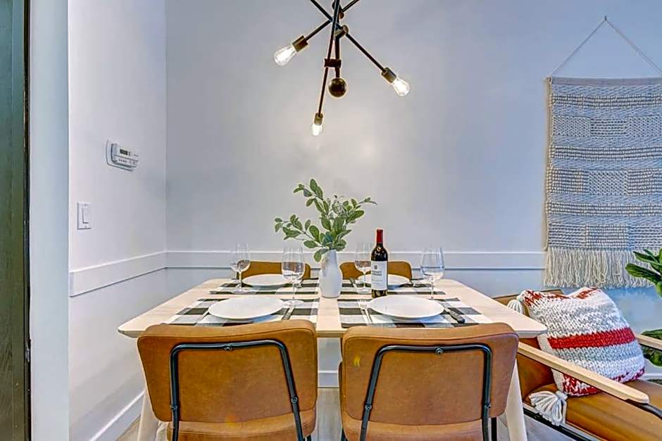 Mountain Retreat, Pool & Hot Tub, BBQ, Patio, King Bed, Sleeps 6!