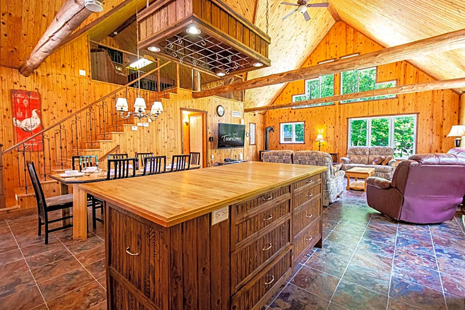 Riverside Stay with Pool Table, Open Air Patio, BBQ