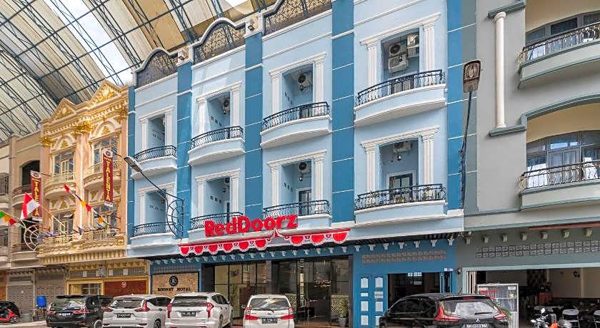 RedDoorz Plus near Ramayana Pematangsiantar