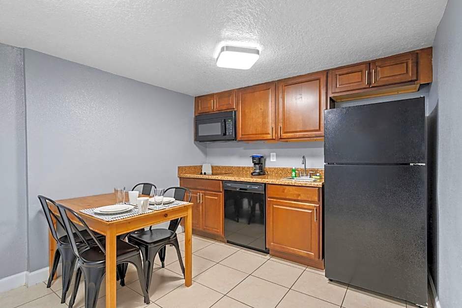 Celebration Suites At Old Town