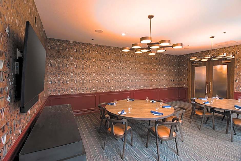 DoubleTree by Hilton Clarksville Riverview