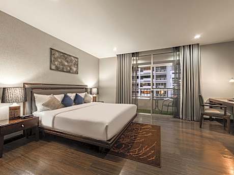 Deluxe King Suite with Living Room and Balcony