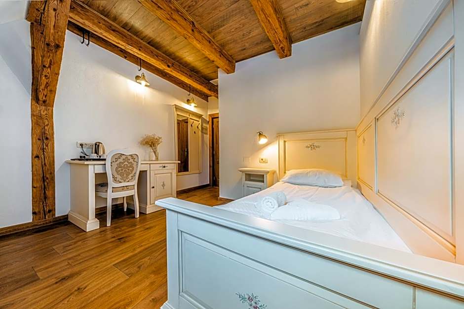 CASA CHITIC - HOTEL & RESTAURANT- Str Nicolae Balcescu 13