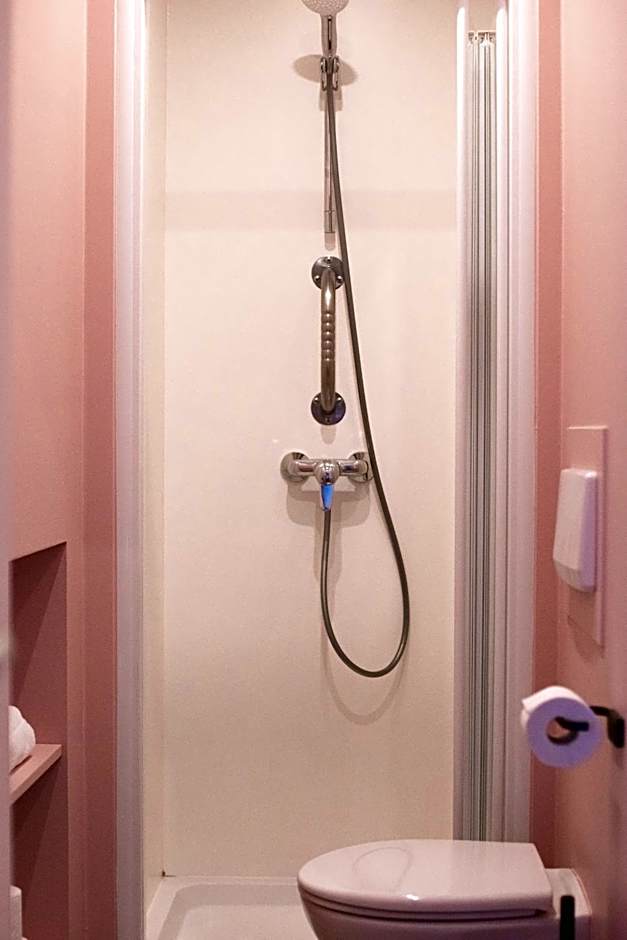 Gillis Eight Guest Rooms by Romy&Travis