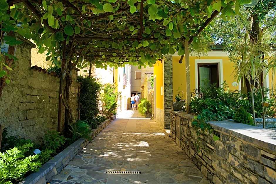 Hotel Diffuso Il Portichetto sulla collina a Vezio Perledo