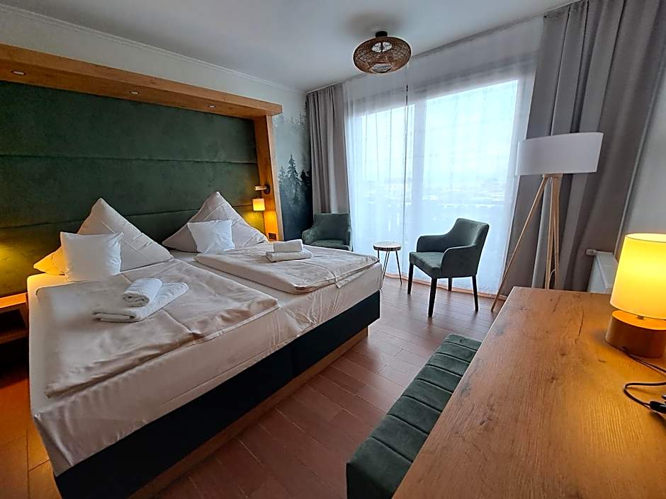 1 Double Bed or 2 Beds, Balcony — 3 fotoğraftan 1. fotoğraf