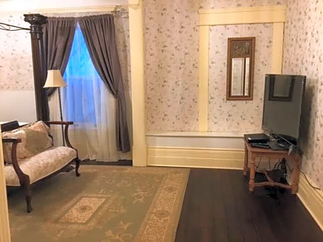 Marmora and Lake Inn and Victorian Diner