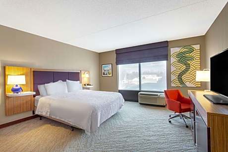King Room with Roll-In Shower - Mobility Access/Non-Smoking