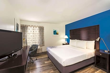 King Room with Bath Tub - Mobility/Hearing Accessible - Non-Smoking