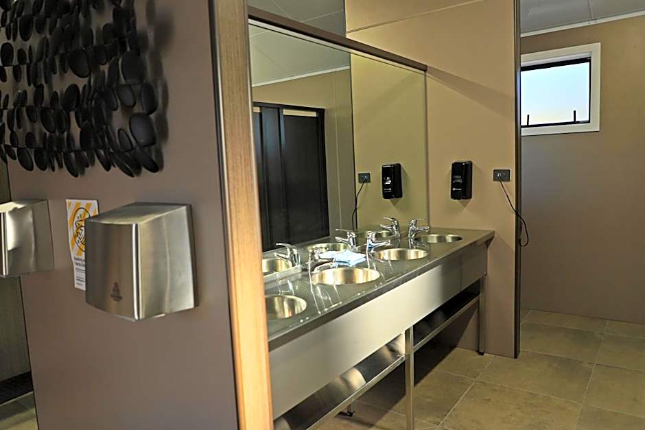 Lakes Edge Holiday Park