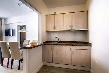 1 BEDROOM SEA WIEW 1 ADULT