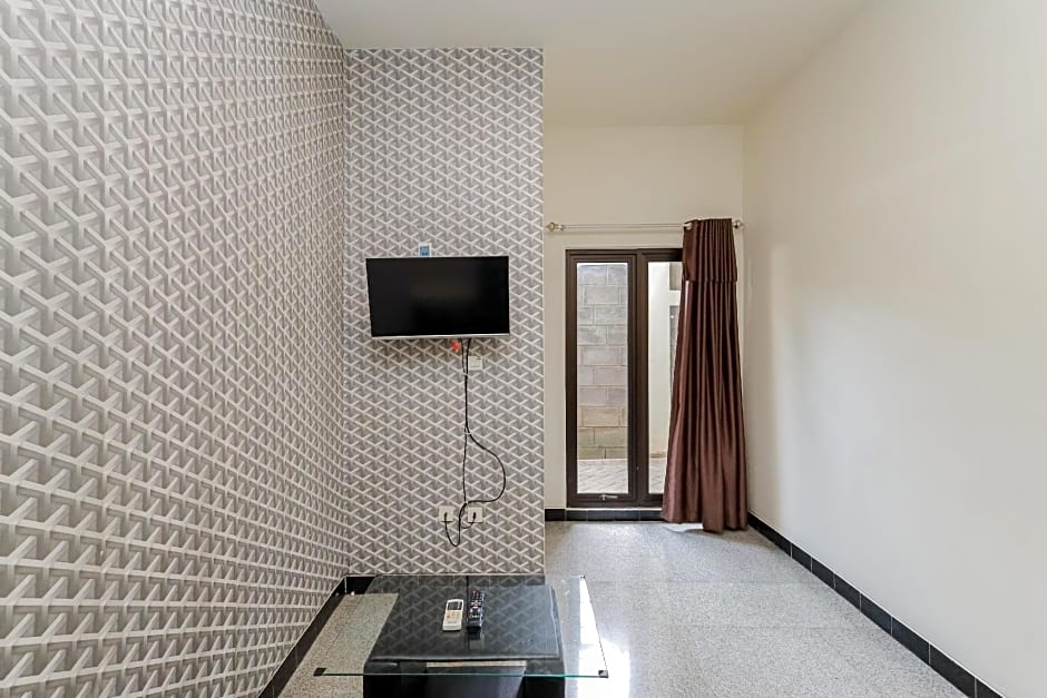 RedDoorz Syariah near Green Park Jatiwarna