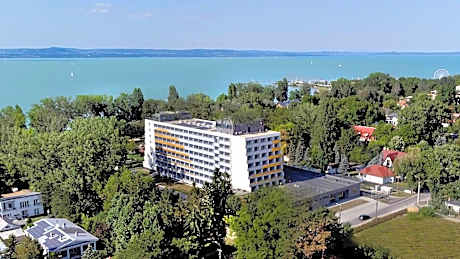 Lelle Hotel