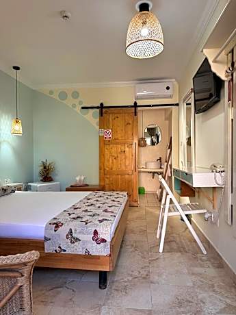 Queen Room with Garden View