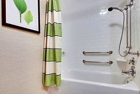 Queen Room with Two Queen Beds - Mobility and Hearing Accessible with Tub