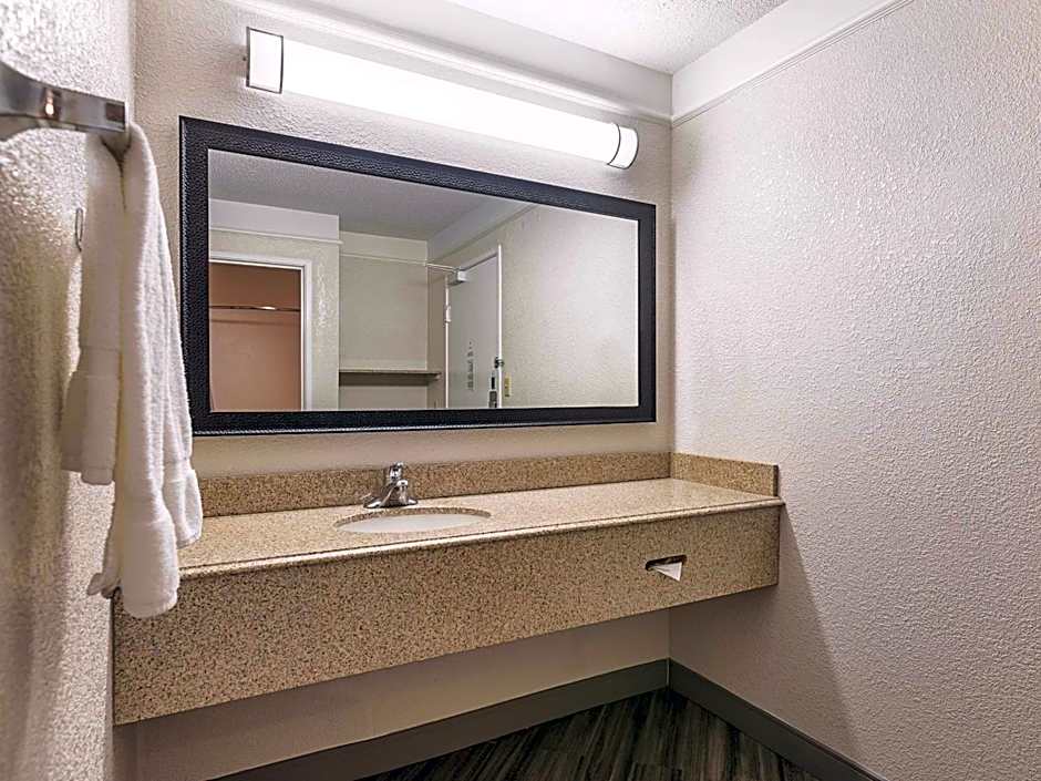 La Quinta Inn & Suites by Wyndham And Conference Center San Angelo