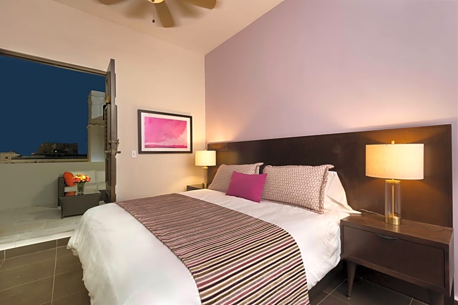 Decanter Hotel