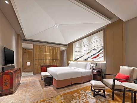 Deluxe King Suite with Lake View