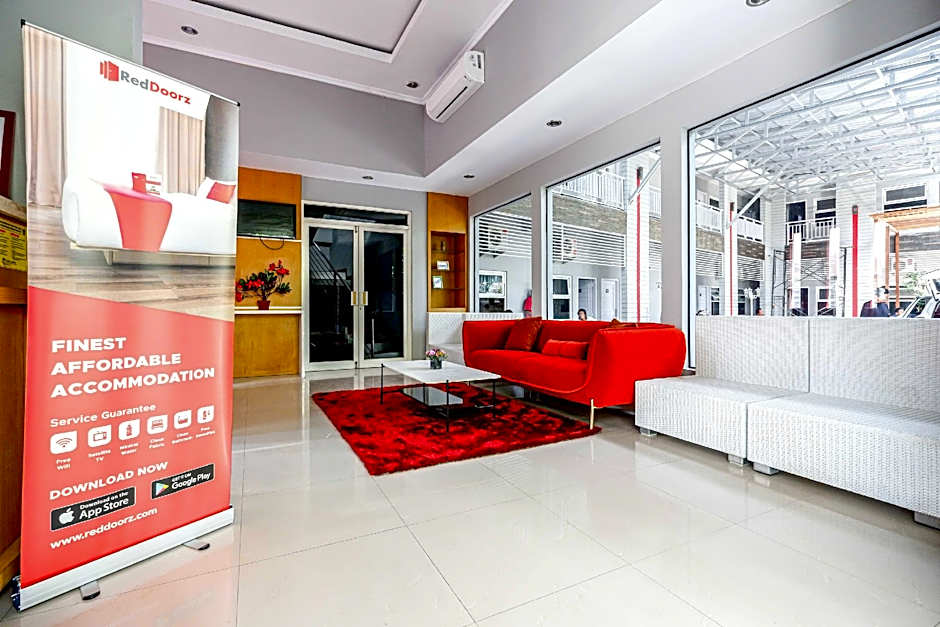 RedDoorz near Solo Square 3