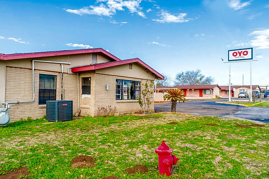 OYO Hotel Beeville -US 181