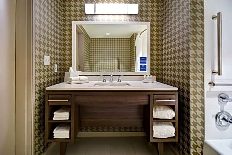 2Queen Mobilty/Hearing Access Tub Studio Nosm