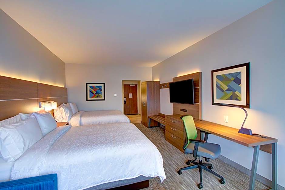 Photo 1 of 1 of 2 Queen Beds Suite, Lake View
