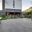 Leo Suites