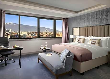 1 King Bed Cosy Top Floor Mountain View