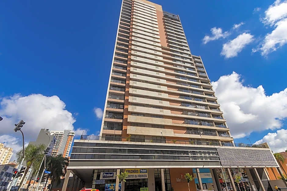 Apto em frente ao shopping com piscina aquecida