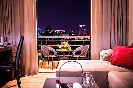 Bidwood Suite Hotel, Opposite Sarit Centre