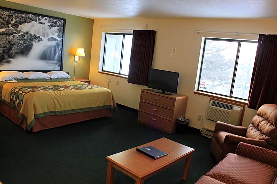 Super 8 by Wyndham Antigo