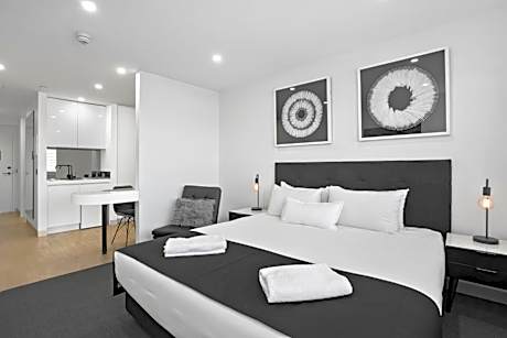 1 King Bed, Sea View