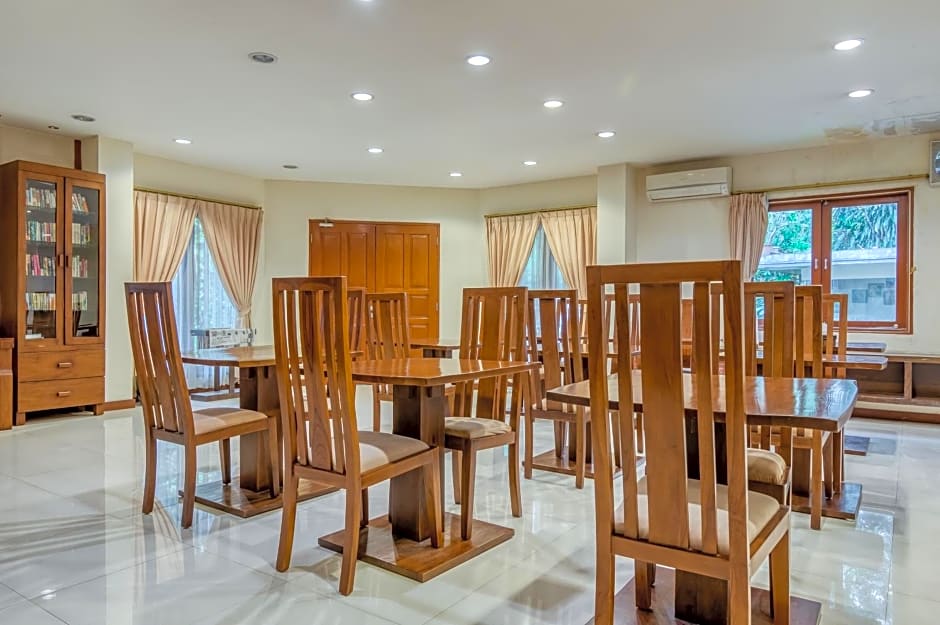 RedDoorz Plus near Dharmawangsa Square