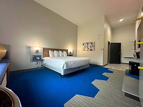 King Room with Tub and Grab Bars - Mobility/Hearing Accessible - Non-Smoking